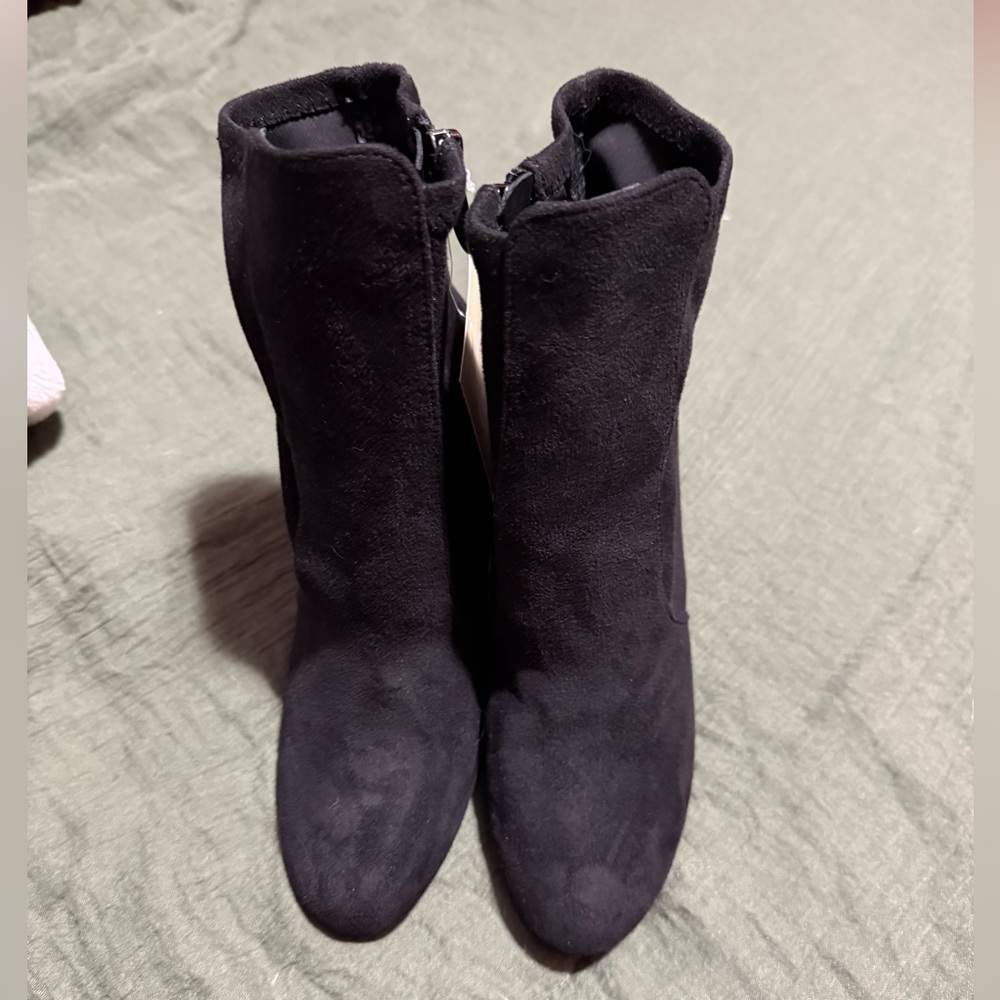 Daisy Fuentes Black Ankle Booties